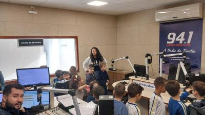 Projeto Como Ã© Grande o Meu Amor Por VocÃª teve alunos do Jardim 2 visitando a Campo Aberto FM